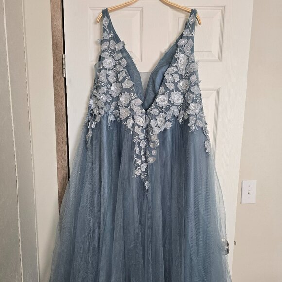Elegant Blue Lace Evening Gown - Picture 3 of 3